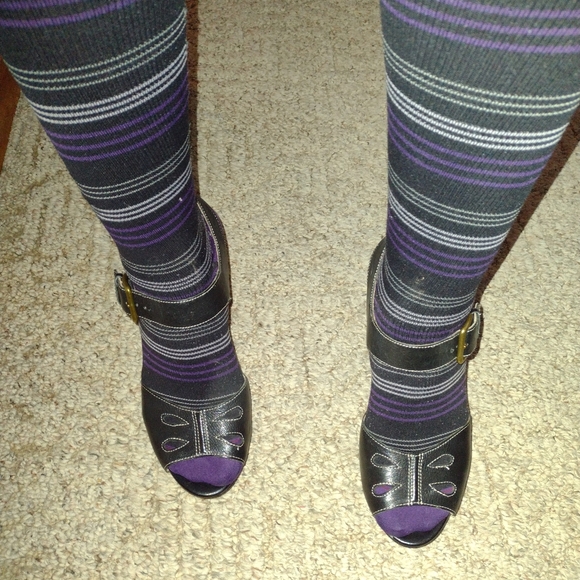 Hinge, black leather, peep toe platform 5inch heels. - Picture 4 of 5